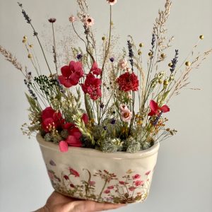 jardinera ceramica con flores preservadas